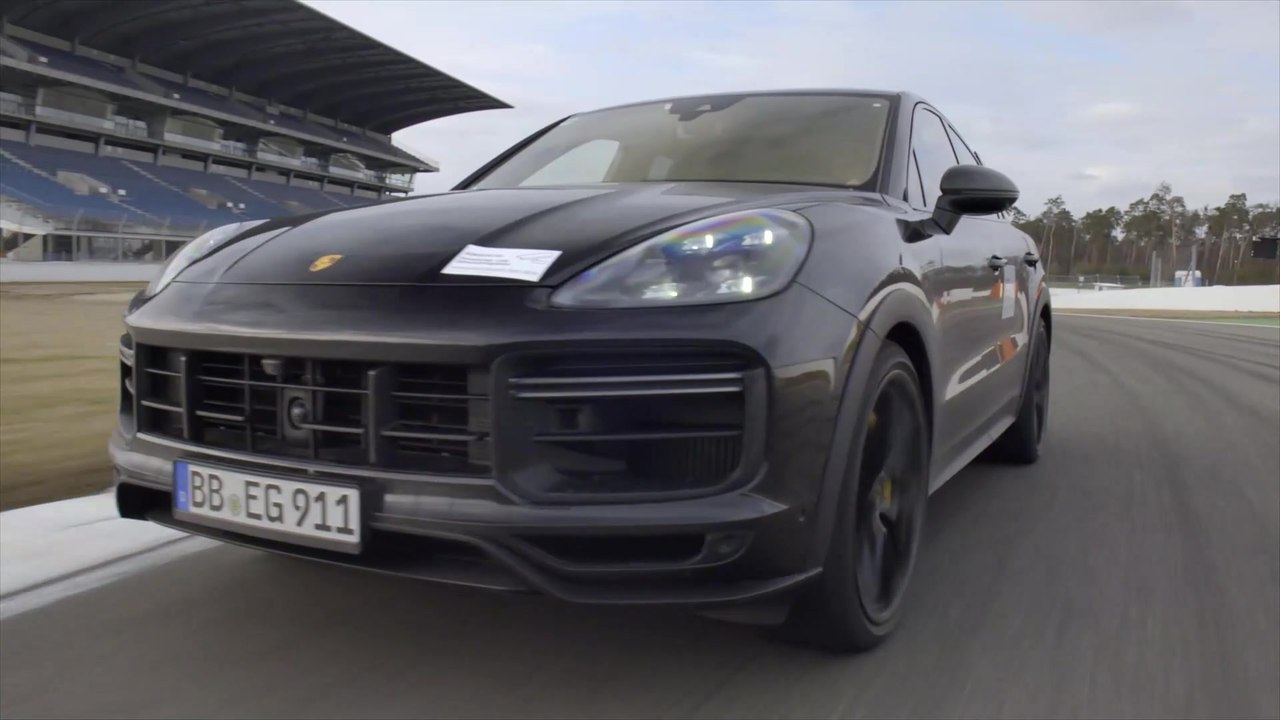 Walter Röhrl testet neues Performance-Modell der Cayenne-Baureihe
