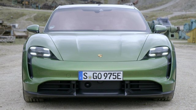 The new Porsche Taycan Turbo S Cross Turismo Design in Mamba Green