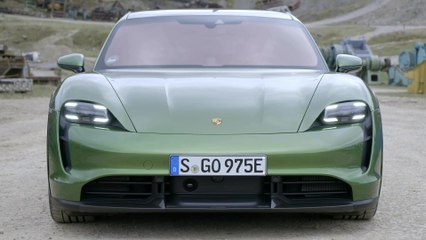 The new Porsche Taycan Turbo S Cross Turismo Design in Mamba Green