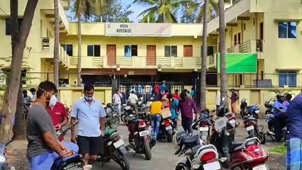 லாக்டவுன் நீட்டிப்பு: கர்நாடகா மதுபான கடைகளில் காலையிலேயே சாக்கு பைகளுடன் குவிந்த தமிழக குடிமகன்கள்