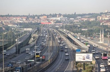 İstanbul'da sokağa çıkma kısıtlamasının sona ermesiyle trafik yoğunluğu arttı
