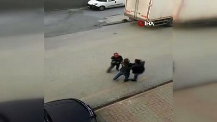 Sancaktepe’de yol verme kavgası: Tekme ve yumruklar havada uçuştu