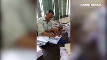 Bir solukta onlarca evrak kaşeleyen jet memur kamerada