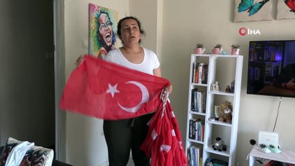 Türk bayraklarını çöpten çıkarıp balkonuna astı