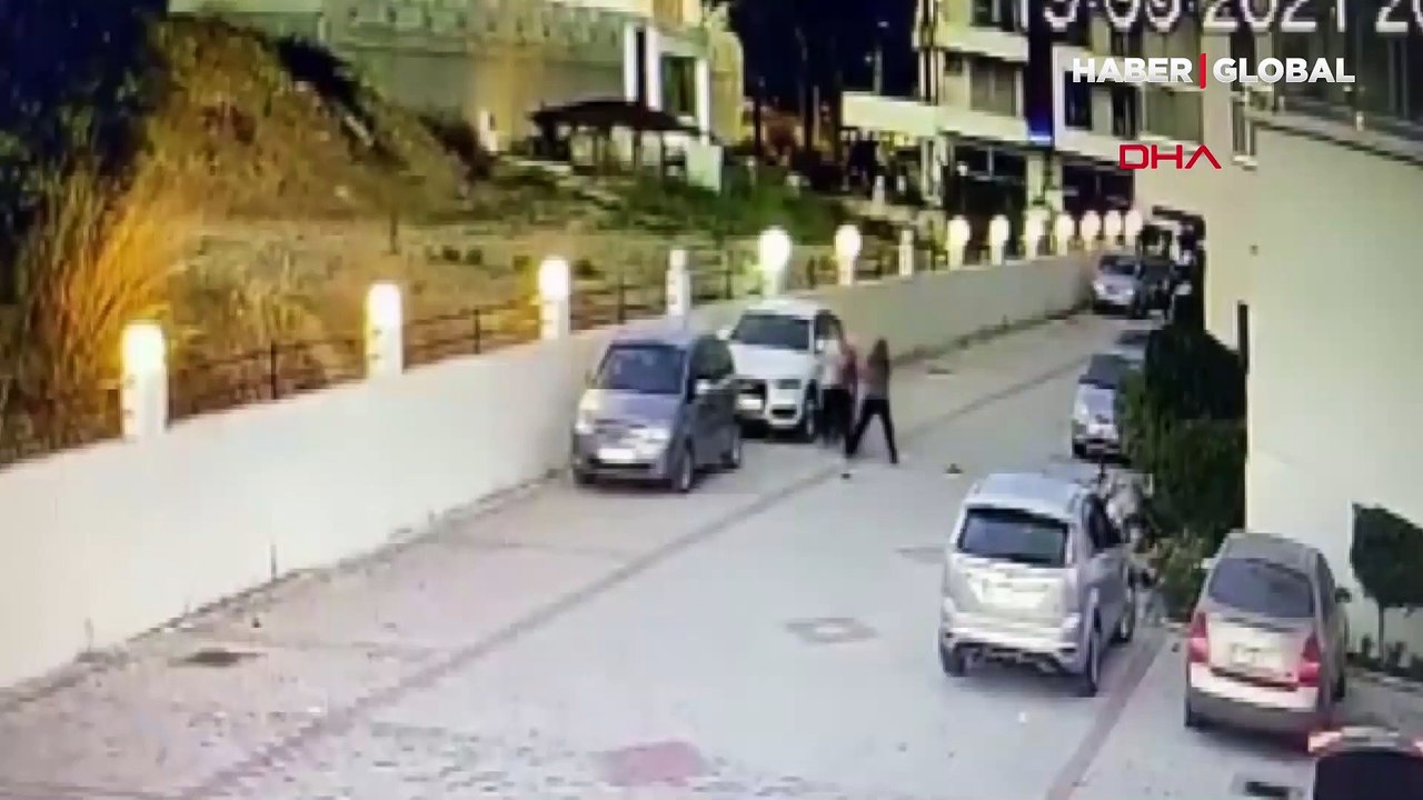 Sözlü tartışma kavgaya dönüştü, aralarına aldıkları kadını böyle darp ettiler
