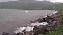 Son dakika haber | Ardahan'da etkili olan şiddetli rüzgar Çıldır Gölü'nde dalgalar oluşturdu