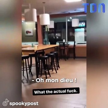 La réaction de cette serveuse face à cette silhouette effrayante est à mourir de rire