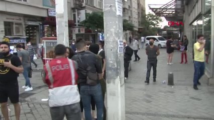 Son Dakika | TAKSİM MEYDANI'NDA KAVGA EDEN FASLI 2 KADINDAN BİRİ, GÖZALTINA ALINMAMAK İÇİN SOYUNDU