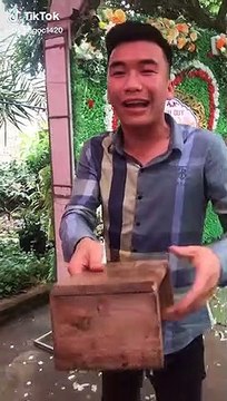 Thấy bạn đứng thấp hơn cô dâu trong ngày cưới, chàng trai nhiệt tình giúp đỡ