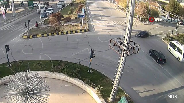 Bir anda yola fırladı, metrelerce öteye böyle savruldu