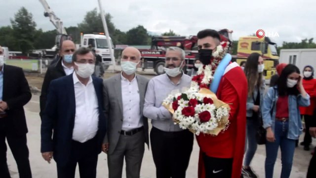 Avrupa Şampiyonu güreşçi davul zurnayla karşılandı