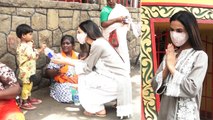 Sonal Chauhan Distributes Food To Poor Kids In Juhu