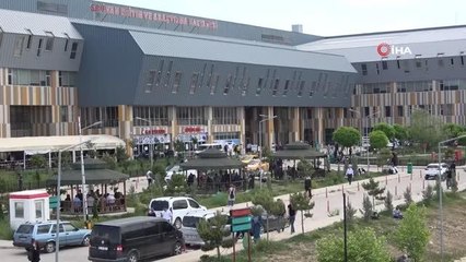 Yaralı halde getirildiği hastanede 6 kişiyi darp etti