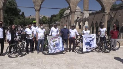 Son dakika haber! ŞANLIURFA - Balıklıgöl'den aldıkları suyu çevre farkındalığı oluşturmak için bisikletle Van Gölü'ne götürüyorlar