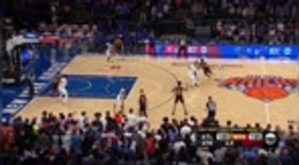 下载视频: Young stuns Knicks with last-gasp floater