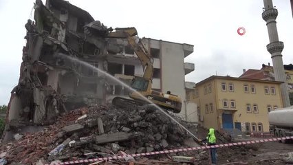 Kanuni Bulvarı'nın inşası için istimlak edilen binaların yıkım çalışmaları sürüyor