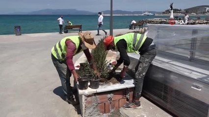 Kuşadası Belediyesi'nden sahil şeridine yaz dokunuşu