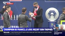 Ligue 1: les champions de France reçoivent leur trophée