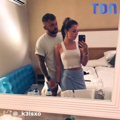 Elle envoie une photo mignonne à ses parents... à un détail près !