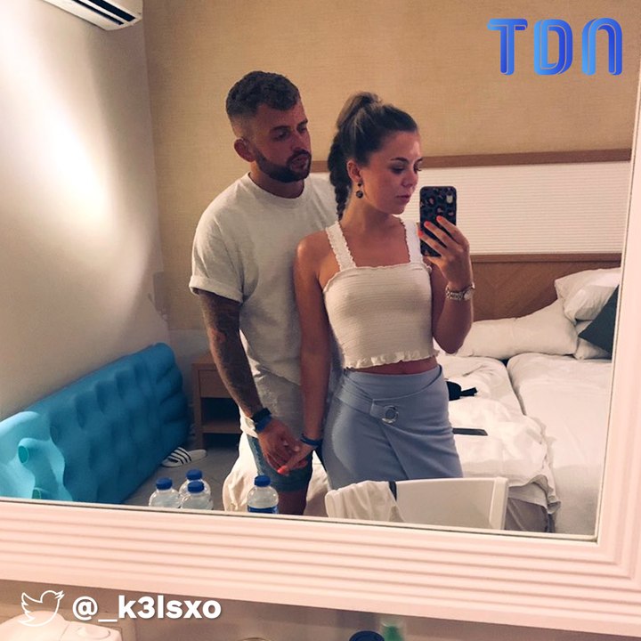 Elle envoie une photo mignonne à ses parents... à un détail près !