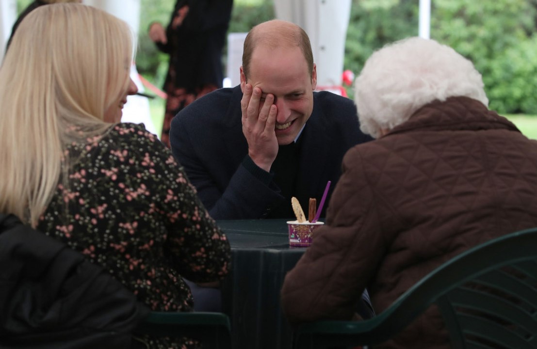 Besuch im Altenheim: Prinz William flirtet mit einer 96-Jährigen