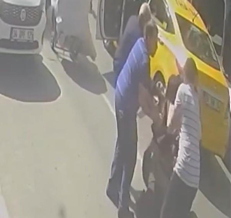 Fatih'te taksici ve yolcunun kısa mesafe kavgası kamerada