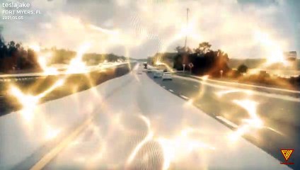 Tesla Model 3 Avoids Tire On Highway 2021.05.05 — FORT MYERS, FL