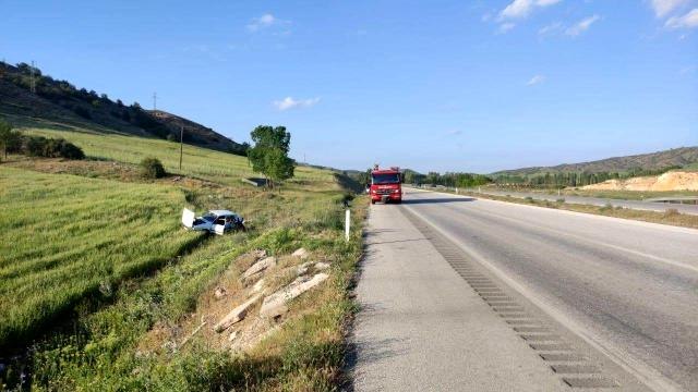 Yakıtı bitince yolda kalan otomobile tır çarptı: 1 yaralı