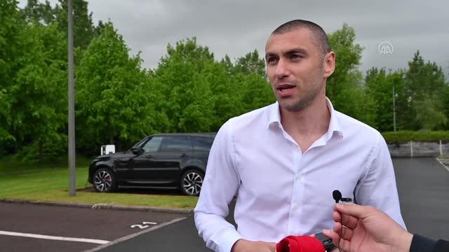 Milli futbolcu Burak Yılmaz: Çok gururluyuz ülkemize çok selamlar yolluyoruz