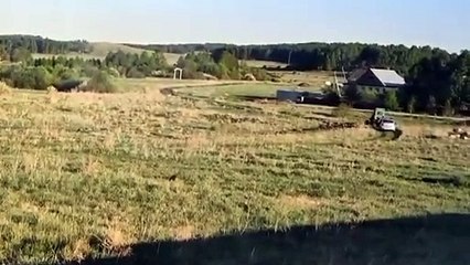 La police russe prend en chasse un tracteur en plein champ