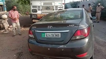 खड़े ट्रक में घुसी कार, छह घायल