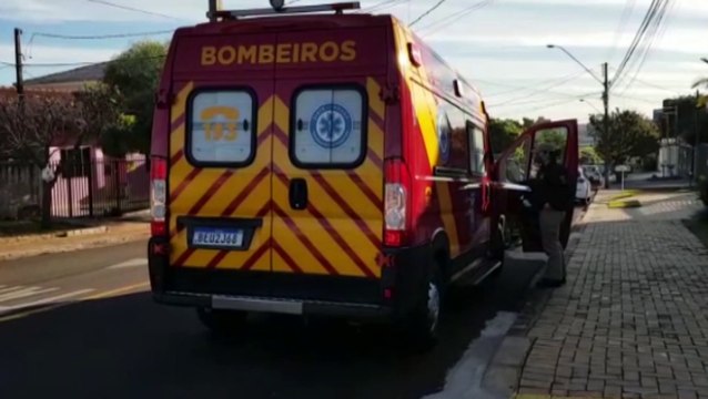 Colisão de trânsito entre carro e moto é registrada na Rua Fortaleza, no Bairro Coqueiral