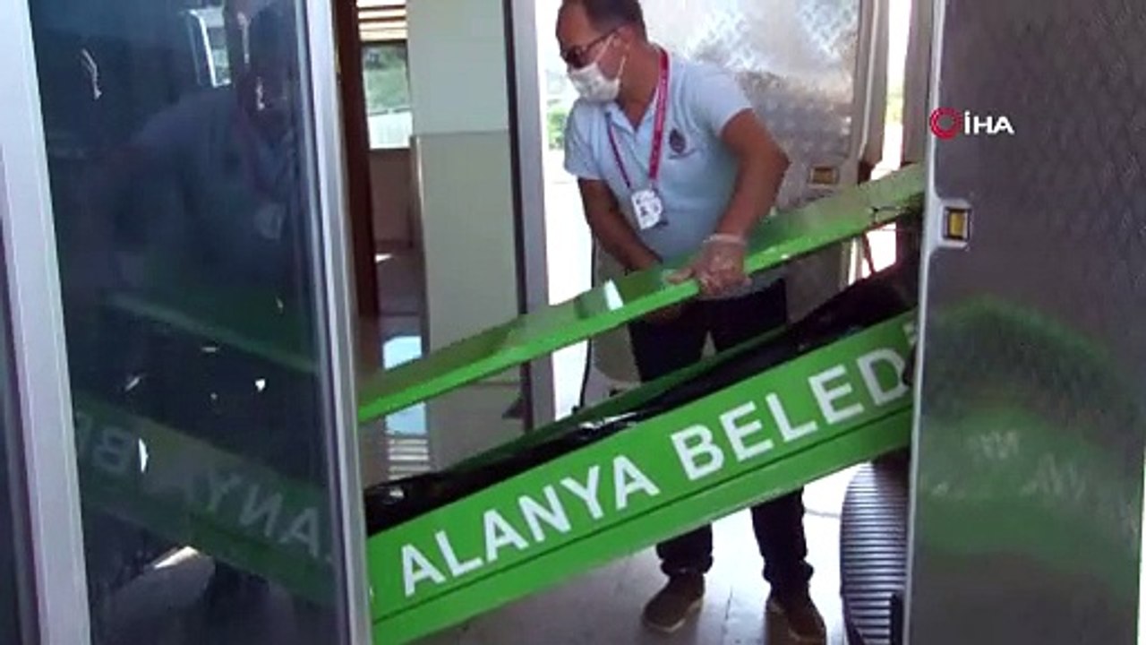 Eşinin boğup, kepçe ile gömdüğü kadının cenazesi otopsi için morga getirildi