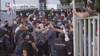 La policía impide que los violentos asalten el hotel de Vox en Ceuta