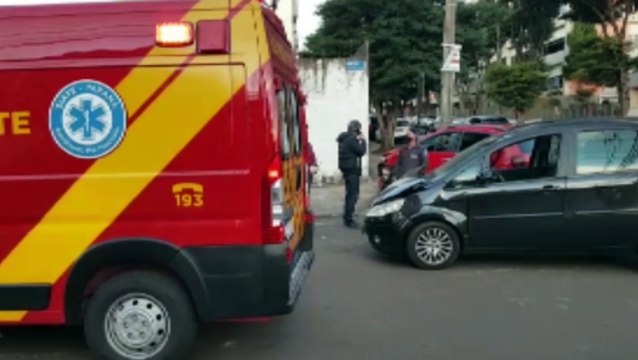 Veículos se envolvem em colisão de trânsito no Bairro Parque São Paulo