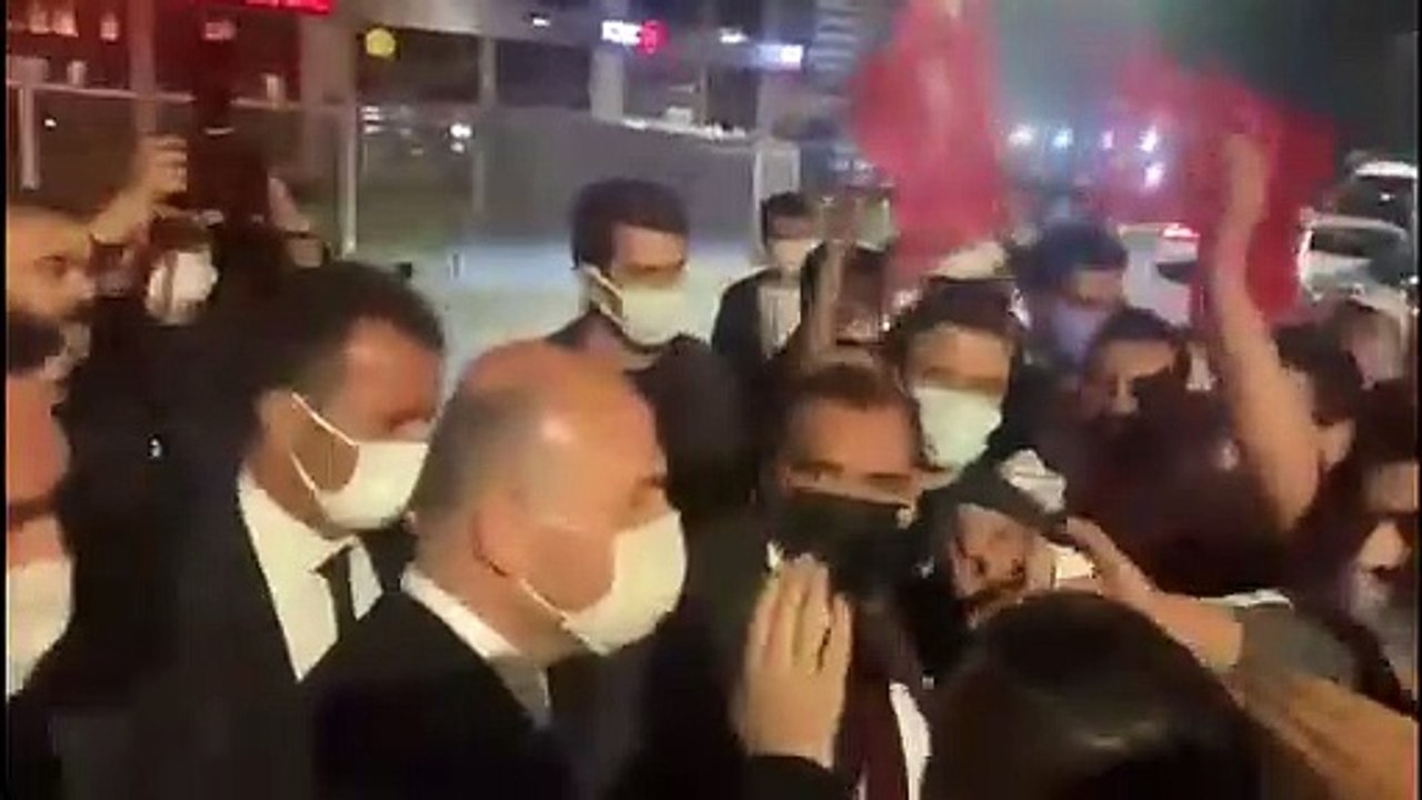 Habertürk önünde sloganlar
