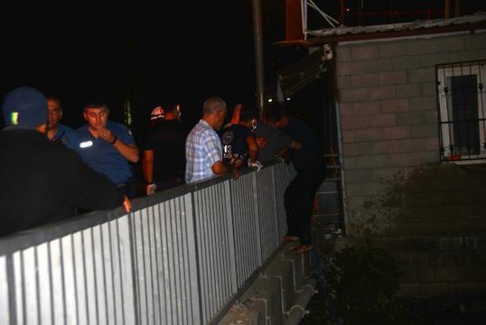 ADANA'DA DEREYE DÜŞEN TIR'IN SÜRÜCÜSÜNÜ İTFAİYE EKİPLERİ KURTARDI