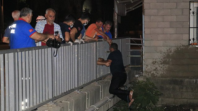 Adana’da kontrolden çıkan tır dereye düştü: 1 yaralı