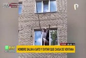 Rusia: hombre arriesga su vida para salvar un gato que quedó atorado en ventana