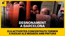 Els activistes concentrats al bloc Llavors tornen a ruixar als mossos amb pintura