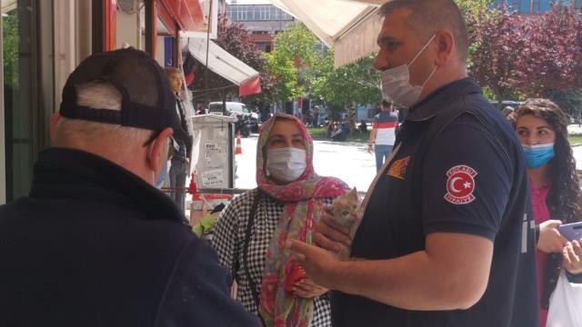 Son dakika haberleri... İş yerinin tabelasında mahsur kalan kedi yavrusunu itfaiye kurtardı