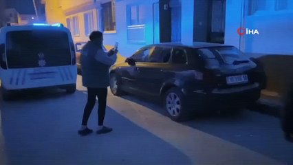 Kavga ederken ayırdığı gençler otomobiline zarar verdi