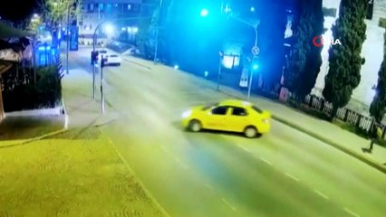 Taksiye çarpan motosikletlinin havada takla attığı anlar kamerada