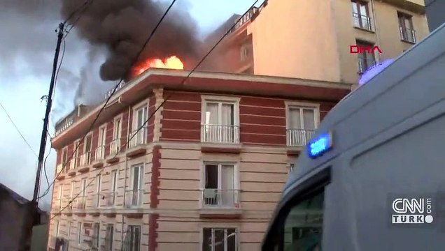 Yangına camlardan hortumlarla su sıkarak müdahale ettiler