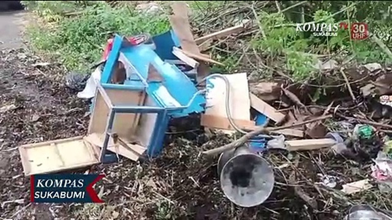 Mesin Mati di Tanjakan Truk Pasir Hantam 2 Kendaraan