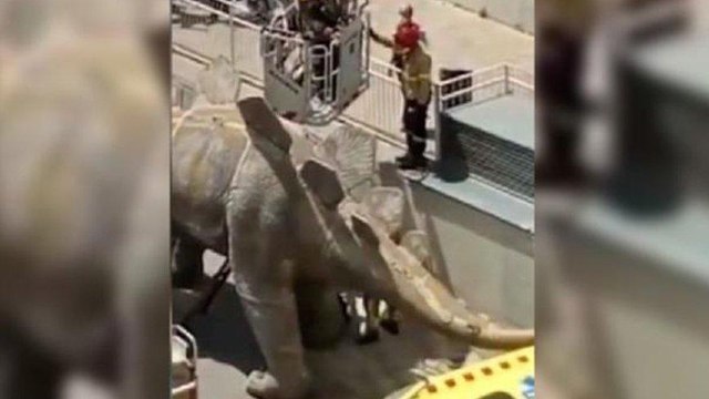 Dinozor heykelinin içinden ceset çıktı