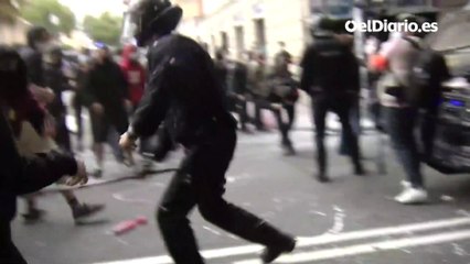 Tensión en el desalojo en una vivienda ocupada en el Poble Sec de Barcelona