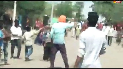 వైరల్‌ వీడియో: వ్యాక్సిన్‌ సిబ్బందిపై కర్రలు, రాళ్లతో దాడి