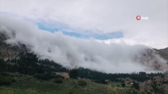 Artvin'in yayalarında oluşan sis bulutları görsel şölen sunuyor
