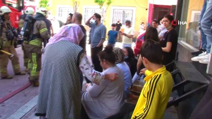 Zeytinburnu'nda daire alev alev yandı